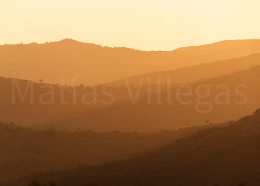 Atardecer dorado en las sierras