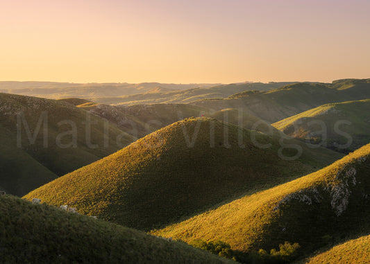 Atardecer entre cerros