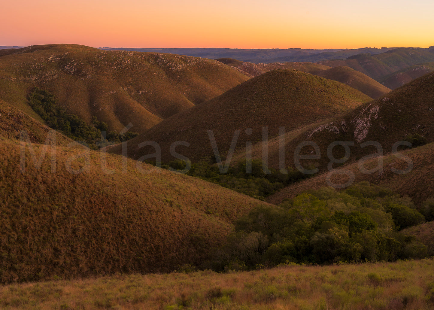 Amanecer entre cerros