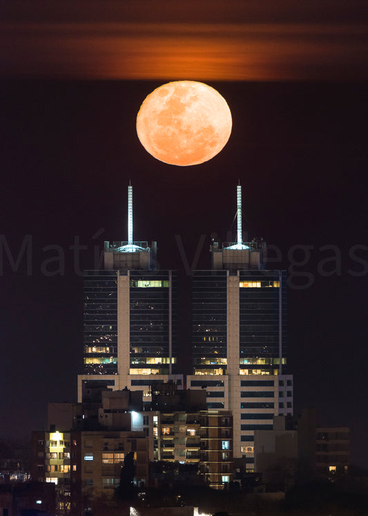 La Luna y WTC Montevideo