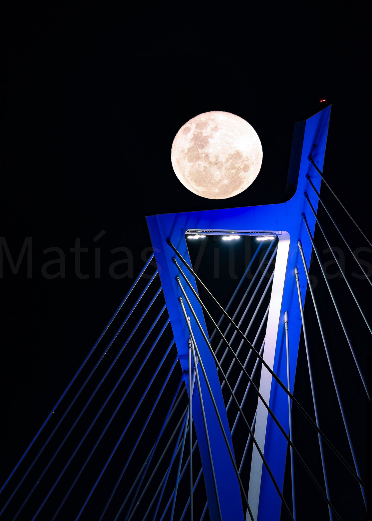 Luna sobre puente de Las Américas