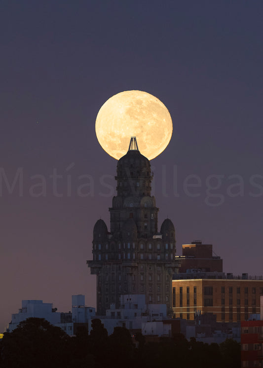 La Luna y El Salvo