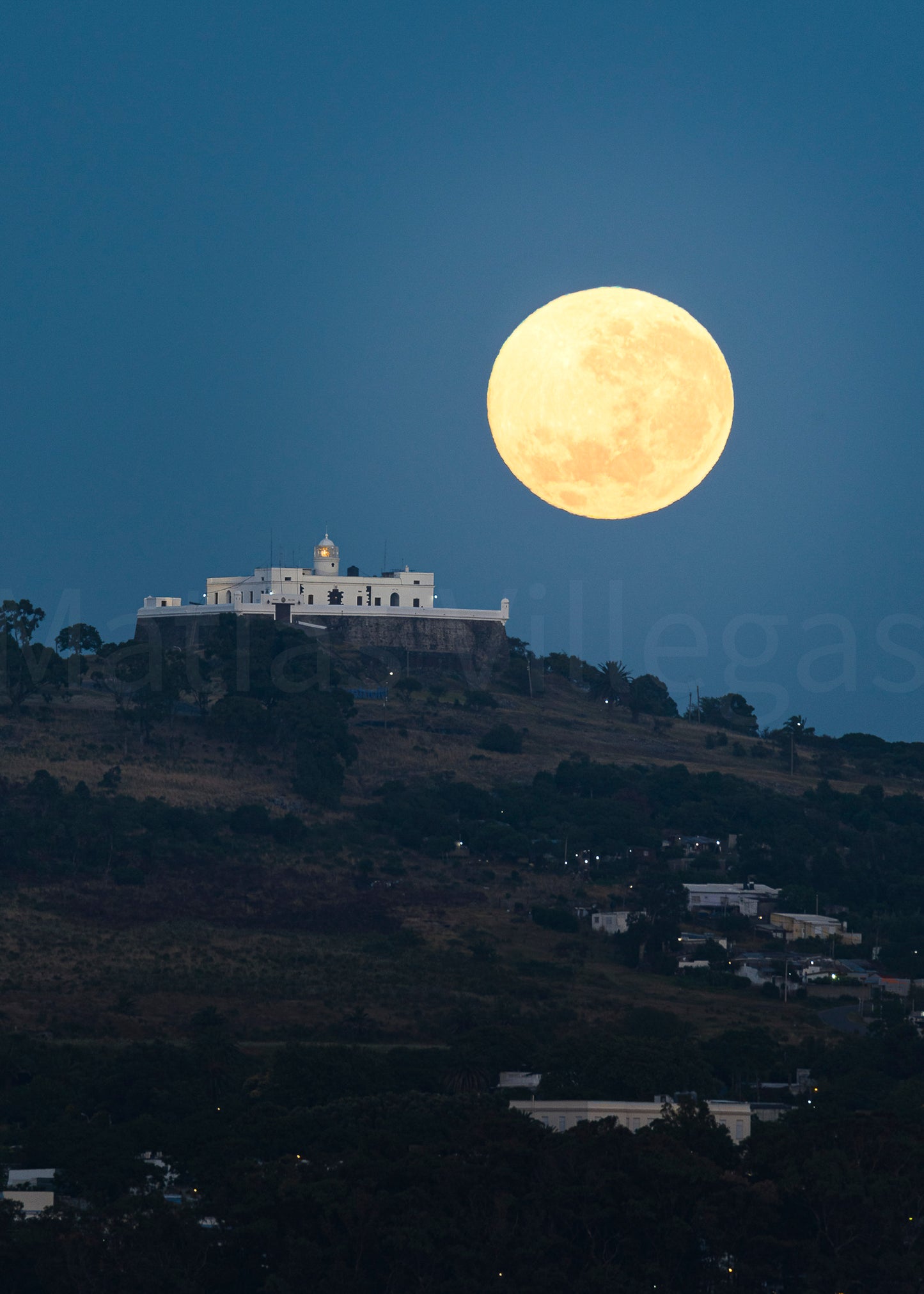 La Luna y la Fortaleza del Cerro