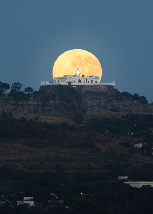 La Luna y la Fortaleza del Cerro