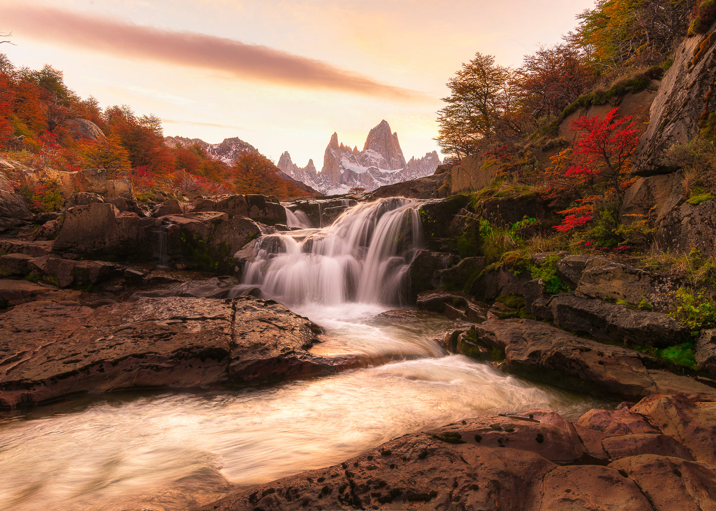 Fitz Roy al Atardecer con la Cascada Escondida