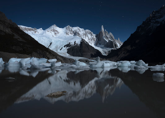 Cerro Torre y su laguna a la noche